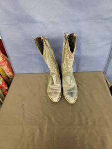 lot 8029 image: Grey leather cowboy boots sz 6 12
