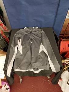 lot 8052 image: Under Armor pull over sz M