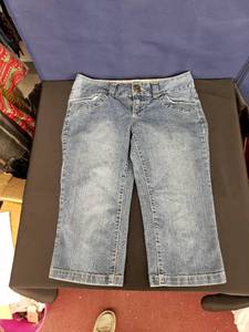 lot 8054 image: jean capris sz 3