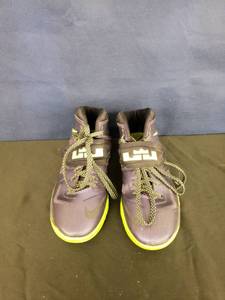 lot 8125 image: Nike tennis shoes sz 5.5y