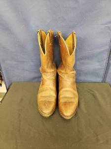 lot 8126 image: Chippewa boots sz 10EE