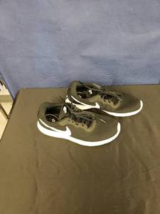 lot 8138 image: Nike tennis shoes sz 9