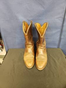 lot 8144 image: Chippewa boots sz 10EE