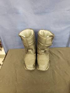 lot 8149 image: snow boots sz 6