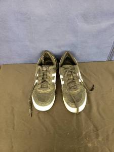 lot 8153 image: ASICS tennis shoes sz 10