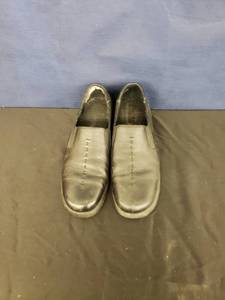 lot 8154 image: Black slip on casual shoes sz 10