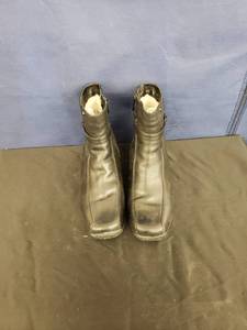 lot 8155 image: Black boots fur lined sz 8