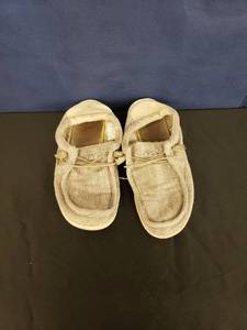 lot 8158 image: Hey Dudes sz 10