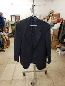 lot 8178 image: Oscar de la Renta blue suit coat sz 44