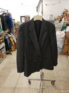 lot 8197 image: Barry Bricken suit coat