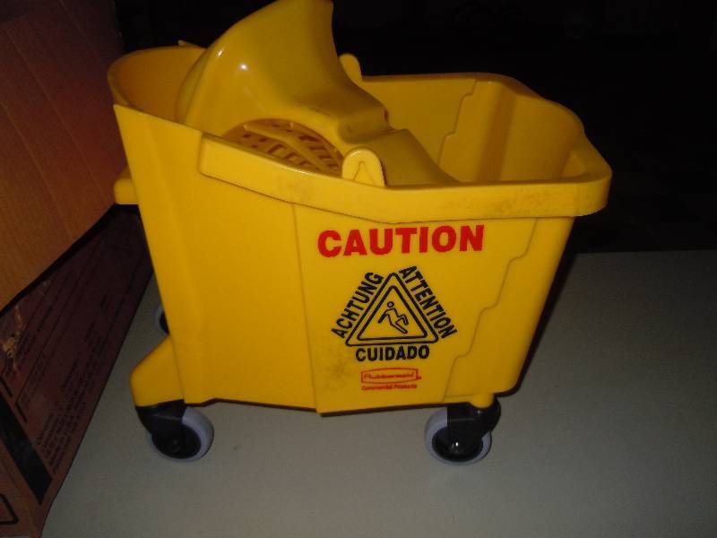lot 2304 image: Rubbermaid 750 Mop Bucket