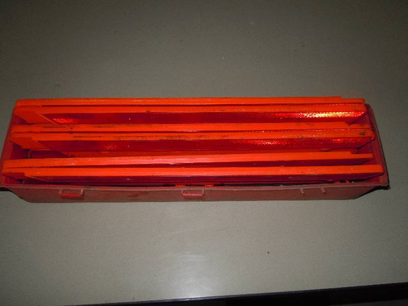 lot 2088 image: Roadside Reflector Set