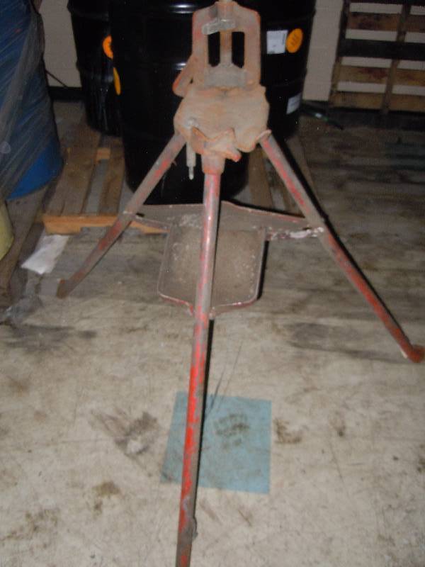 lot 2064 image: Pipe vise