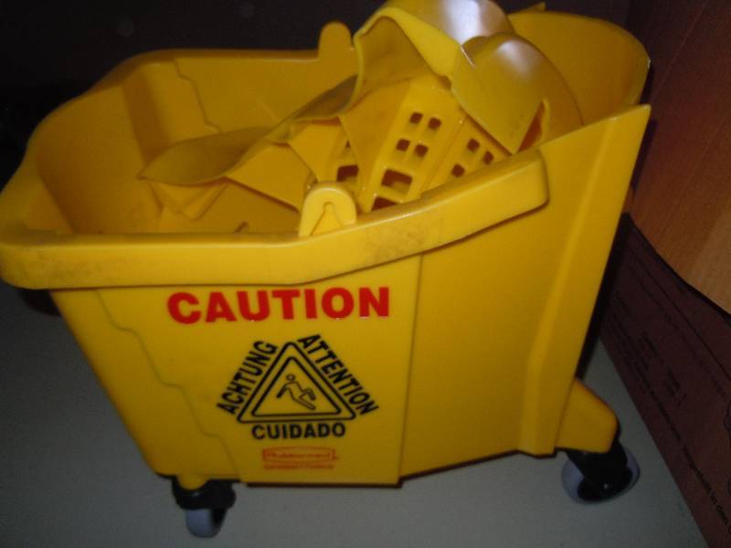 lot 2307 image: Rubbermaid 750 Mop Bucket