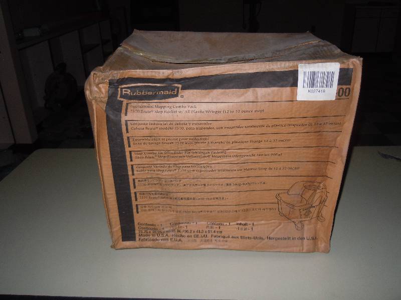 lot 2308 image: Rubbermaid 750 Mop Bucket