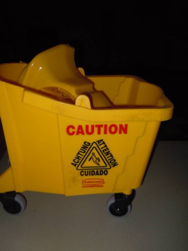 lot 2311 image: Rubbermaid 750 Mop Bucket
