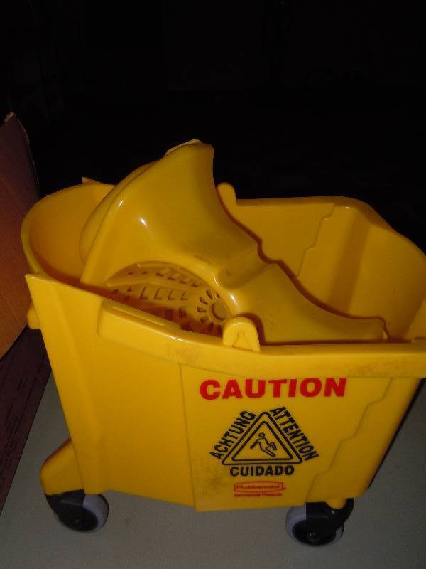lot 2318 image: Rubbermaid 750 Mop Bucket