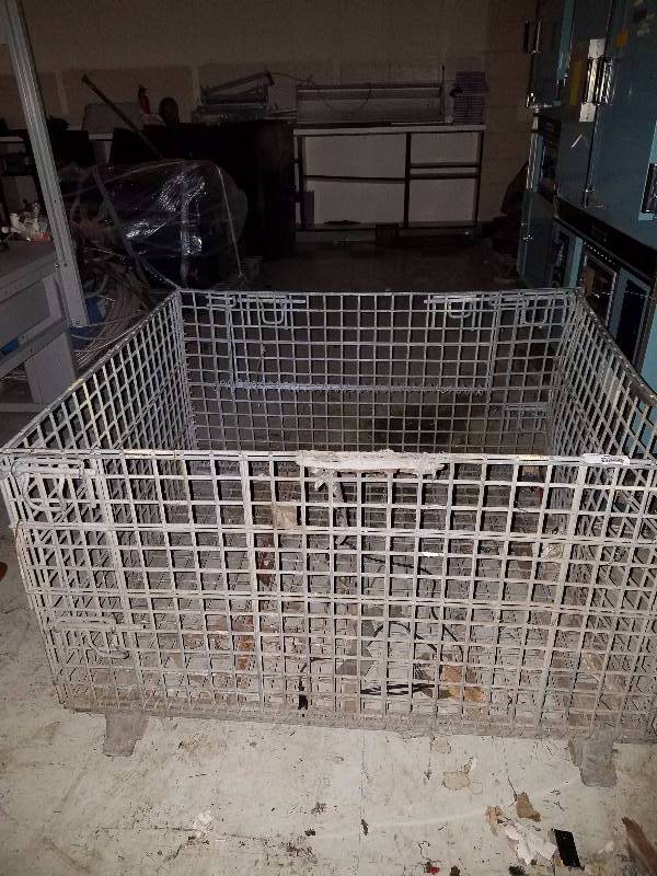 lot 399 image: Large metal wire basket