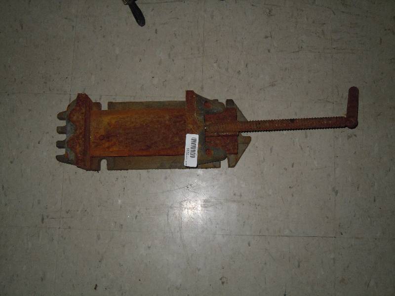 lot 2211 image: Cardinal company speed vise