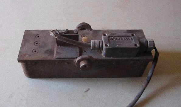 lot 408 image: Electromagnet