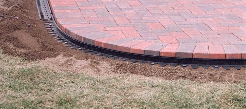 lot 973 image: 2 Landscaping Trim Borders w 6- 12 Anchor Spikes