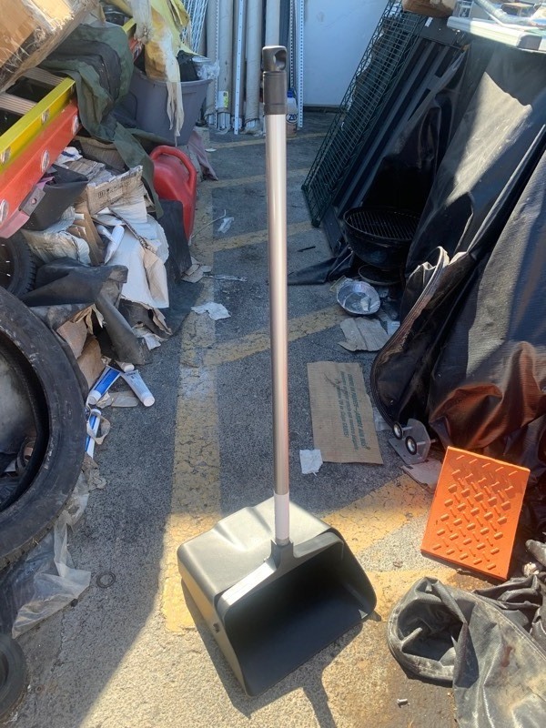 lot 129 image: 1 New Commercial 3ft Skyline Pro Cleaning Dustpan