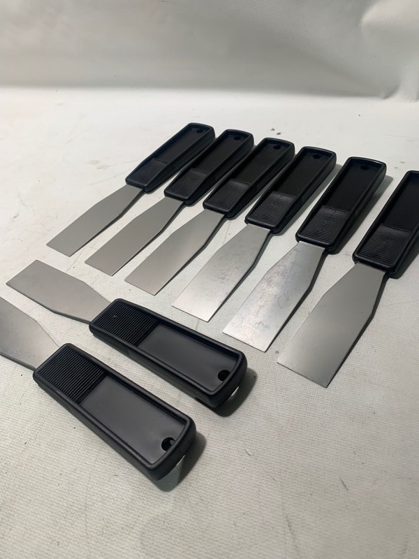 lot 135 image: 8 New 1 14 Black Putty Knifes