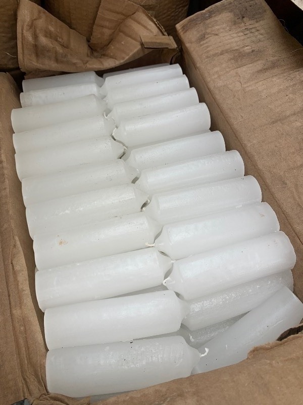 lot 141 image: 25lb Box of Candle Wax