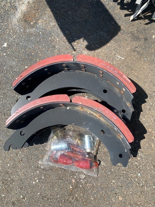 lot 213 image: 1 New Set of Heavy Duty Standard Grade Brake Shoe Kit