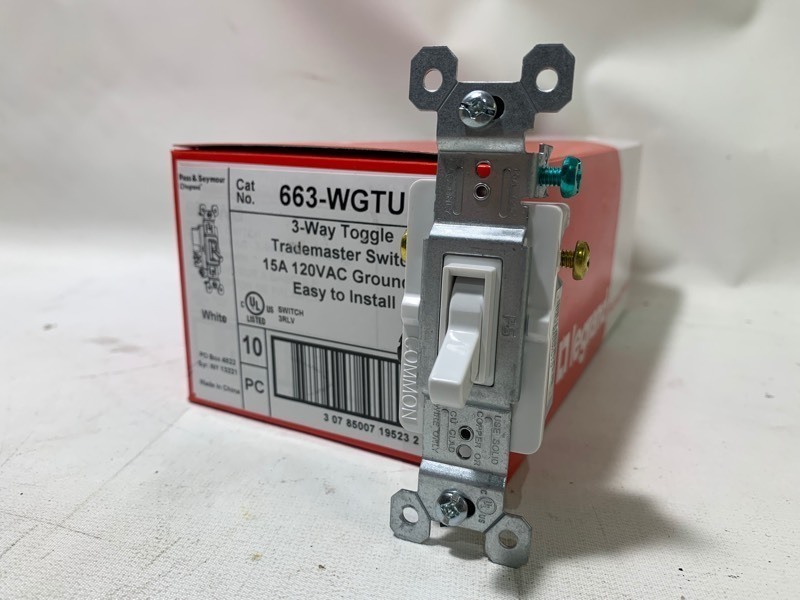 lot 244 image: 1 New Box of 10 White Pass & Seymour 3-Way Toggle TradeMaster Switch Grounded
