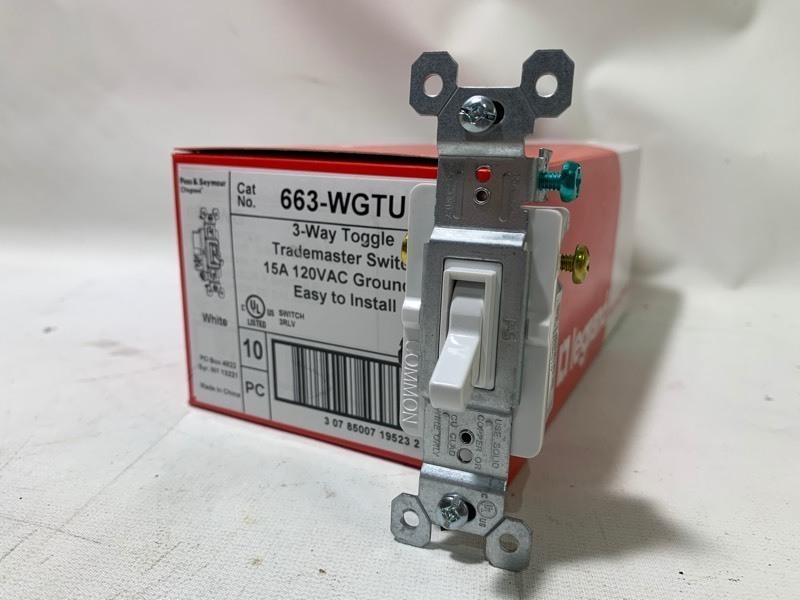 lot 245 image: 1 New Box of 10 White Pass & Seymour 3-Way Toggle TradeMaster Switch Grounded