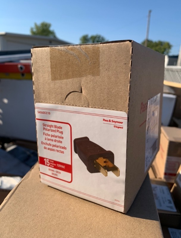 lot 72 image: New Box of 10 Brown Straight Blade Polarized Plugs