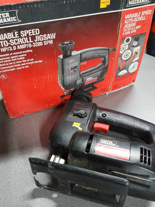 lot 2051 image: 13 horse Master variable speed auto scroll jigsaw like new condition and powers up great