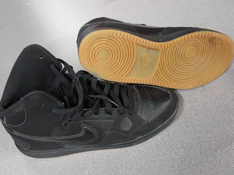 lot 2063 image: Pair Nike Black Air Max Speed Turf size 10 cool shoes