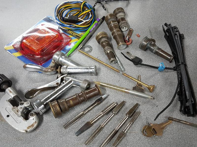 lot 2070 image: OK if youre doing eBay and need some good small tools to sell, this will be a bargain find for you.