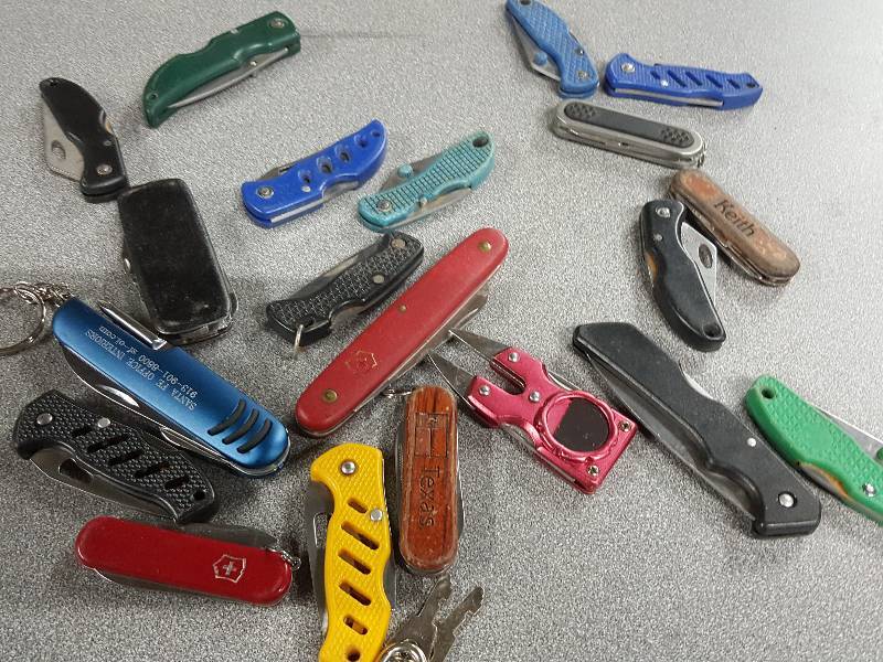 lot 2082 image: Nice 21 piece knife package.  Add to your collection or go into the knife business