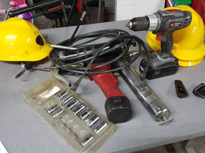 lot 2083 image: WYSIWYG What you see is what you get here.  Selection of 12 drive metric sockets and a couple of real bonuses