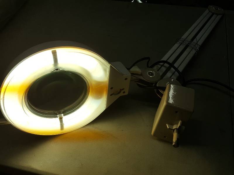 lot 2088 image: Desk or table top mounted malefaction adjustable position light to really see what youre looking at