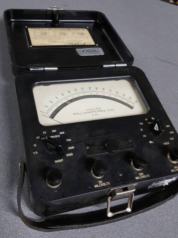lot 2104 image: Volts Milliampheres D.C. tester.  Well it looks military and was very expensive when purchased.