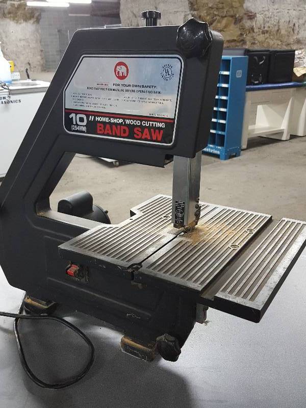 lot 2113 image: Runs quiet and smooth does this 10 home shop band saw made for table or bench top mounting