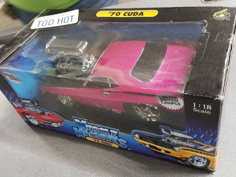 lot 2124 image: New In The Box 1970 Cuda 118 scale Muscle Machines
