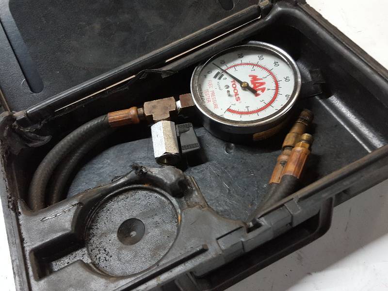 lot 8057 image: Mac Tools fuel injection tester gauge with 2 hose and fittings included.  In a black case but not a Mac Tools case