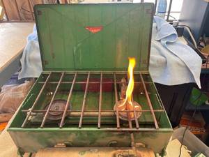 lot 5318 image: Colman 425 camp stove