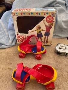 lot 5329 image: 1985 colorforms roller skates