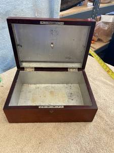 lot 5404 image: wood box