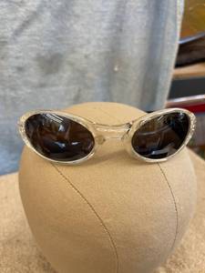 lot 5419 image: clear Oakley sunglasses
