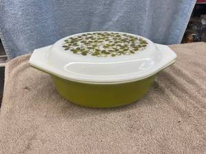 lot 5455 image: green Pyrex casserole dish