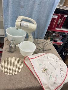 lot 5461 image: working Hamilton beach mixer & 2 Pyrex bowls