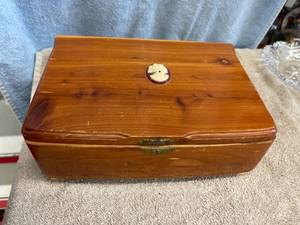 lot 5482 image: wood jewelry box