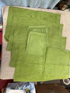 lot 5489 image: 4 green napkins & place mats